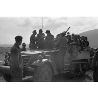 Le half-track baptisé loaded-locked, capturé par la 10.Panzer-Division et chargé de prisonniers américains.