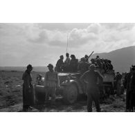 Le half-track baptisé loaded-locked, capturé par la 10.Panzer-Division et chargé de prisonniers américains.