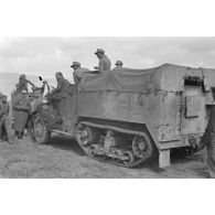 Un half-track (APC M2) avec leur nouvel équipage allemand.