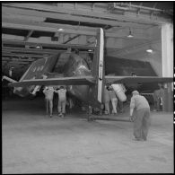 Déplacement d'un bombardier Grumman TBM-3S Avenger lors d'un exercice en Méditerranée sur le porte-avions l'Arromanches.