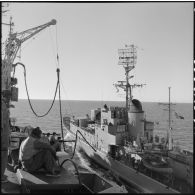 Ravitaillement en fioul du porte-avions l'Arromanches par le pétrolier l'Albatros en Méditerranée.