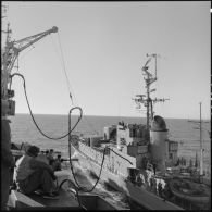 Ravitaillement en fioul du porte-avions l'Arromanches par le pétrolier l'Albatros en Méditerranée.