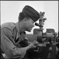 Dernier réglage d'un canon 105 mm HM2 A1 par un soldat du 10e régiment d'artillerie coloniale (RAC) avant un tir à Montagnac.