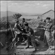 Mise en place d'un mortier Brandt de 120 mm  par des soldats du 20e RD (régiment de dragons) à Souk-El-Tleta.