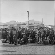 Soldats rappelés du 57e RI (régiment d'infanterie) tout juste débarqués au port de Bône.