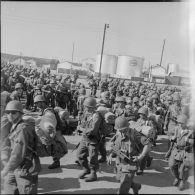 Rassemblement d'un contingent d'appelés et de rappelés tout juste débarqué dans le port de Bône.