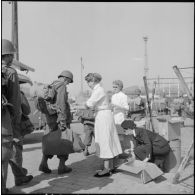 Distribution de confiseries et cigarettes par la Croix-Rouge aux soldats d'un contingent débarquant à Bône.