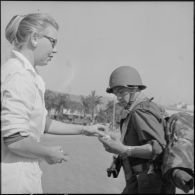 Distribution de confiseries et cigarettes par la Croix-Rouge aux soldats d'un contingent débarquant à Bône.