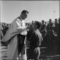 Communion de soldats du 2e RD (régiment de dragons) lors d'une messe en plein air à Bordj R'Dir à l'occasion du jeudi de l'Ascension.