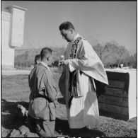 Communion de soldats du 2e RD (régiment de dragons) lors d'une messe en plein air à Bordj R'Dir à l'occasion du jeudi de l'Ascension.