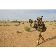 Un groupe de marsouins du 3e régiment d'infanterie de marine (3e RIMa) progresse sur une position au nord de Bamba, au Mali.