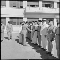 Salut de Max Lejeune à l'aumônier du centre d'instruction des opérations amphibies d'Arzew.