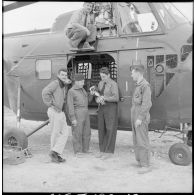 Entretien d'un hélicoptère Sikorsky H-19 par des soldats de l'armée de l'Air sur la base d'hélicoptères de Tlemcen.