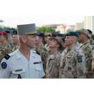 Le général François Lecointre passe devant les instructeurs allemands, espagnols et suédois lors d'une revue des troupes à Bamako, au Mali.