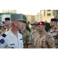 Le général François Lecointre passe devant les instructeurs estoniens et tchèques lors d'une revue des troupes à Bamako, au Mali.