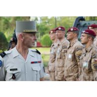 Le général François Lecointre passe devant les instructeurs tchèques lors d'une revue des troupes à Bamako, au Mali.