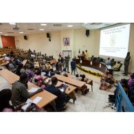 Conférence à l'amphithéâtre de l'école de maintien de la paix à Bamako, au Mali.