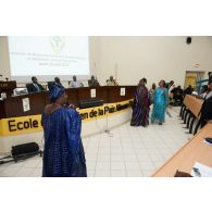 Des chanteuses assurent l'animation lors d'une conférence à l'école de maintien de la paix à Bamako, au Mali.