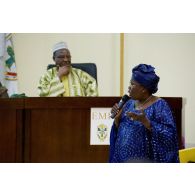 Une chanteuse assure l'animation devant Chaka Aboudou Touré de la Communauté économique des États de l'Afrique de l'Ouest (CEDEAO) lors d'une conférence à l'école de maintien de la paix à Bamako, au Mali.