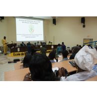 Conférence à l'amphithéâtre de l'école de maintien de la paix à Bamako, au Mali.