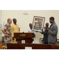 Remise de tableau au colonel Patrick Vaglio, représentant de la Mission de formation de l'Union européenne (EUTM) à l'école de maintien de la paix à Bamako, au Mali.