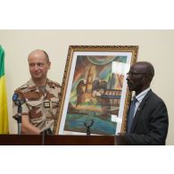 Remise de tableau au colonel Patrick Vaglio, représentant de la Mission de formation de l'Union européenne (EUTM) à l'école de maintien de la paix à Bamako, au Mali.