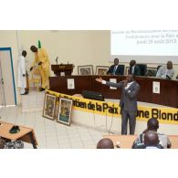 Un chanteur assure l'animation lors d'une conférence à l'école de maintien de la paix à Bamako, au Mali.