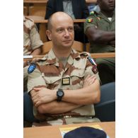 Le colonel Patrick Vaglio, représentant de la Mission de formation de l'Union européenne (EUTM) assiste à une conférence à l'école de maintien de la paix à Bamako, au Mali.