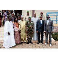 Portrait des organisateurs d'une conférence à l'école de maintien de la paix à Bamako, au Mali.