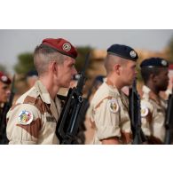 Portrait d'un parachutiste participant au piquet d'honneur du bataillon logistique Croix du Sud pour l'accueil du ministre de la Défense à Gao, au Mali.