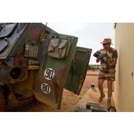 Un soldat charge des grenades à fusil à bord d'un véhicule de l'avant blindé (VAB) à Gao, au Mali.