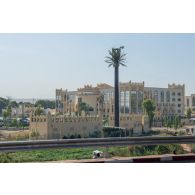 Vue de la cité administrative Mouammar Kadhafi abritant les sièges ministériels à Bamako, au Mali.