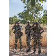 Des soldats maliens observent les positions ennemies lors d'une formation à Mafeya, au Mali.