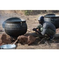 Un soldat malien prépare l'ordinaire en bivouac sur le camp de Koulikoro, au Mali.