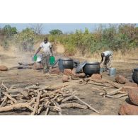 Des soldats maliens préparent l'ordinaire en bivouac sur le camp de Koulikoro, au Mali.