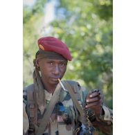 Portrait d'un commando malien à Doumba, au Mali.