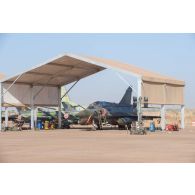 Un avion de chasse Mirage 2000-D de l'escadron de chasse 1/3 Navarre stationne aux côtés d'avions Mig-21 de l'armée malienne sous un hangar de l'aéroport de Bamako, au Mali.