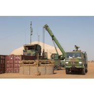 Vue de la tour de contrôle mobile déployée sur l'aéroport de Gao, au Mali.