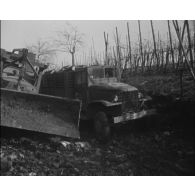 Tirs d'artillerie ; bulldozer d'une unité américaine du génie en action.