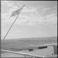 De la tour de contrôle. Une vue du parking des chasseurs Corsair.