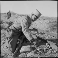 Protection de la voie ferrée Oran Colomb-Béchar par le 2e REI, le 3/44e RI et les fusiliers de l'Air.