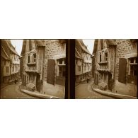 [Vieille femme remontant la rue d'un village, s.d.]