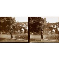 [Jeune femme dans les jardins du Trocadéro, s.d.]