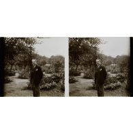 [Portrait d'homme dans un jardin, s.d.]