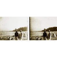 [Deux femmes sur une plage, s.d.]