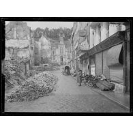 Les villes de Fère-en-Tardenois et Chateau-Thierry après la seconde bataille de la Marne, en août 1918, et une pièce d'artillerie allemande de 380 mm.