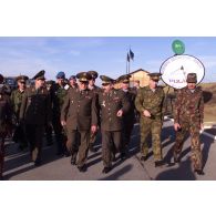 Départ du ministre de la défense russe Sergeyev accompagné d'officiers et du colonel commandant du bataillon russe.