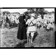 Ferme de l'Hermitage, revue de troupes par le général Gouraud. Groupe d'officiers. [légende d'origine]