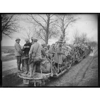 Transport de troupes sur train Decauville dans la région de Suippes. [légende d'origine]