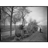 Transport de troupes sur train Decauville dans la région de Suippes. [légende d'origine]